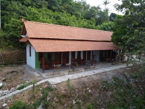 una pequeña casa con techo naranja en Alam Kita en Karimunjawa