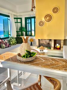 een woonkamer met een tafel en een open haard bij Island Away Chersonisos in Chersonissos