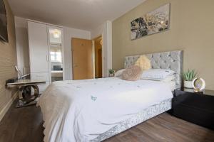 a bedroom with a large white bed in a room at Exclusive Stylish Lodge Condo in Manchester