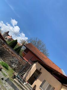 una casa con escalera y techo en Transilvania rent en Hunedoara