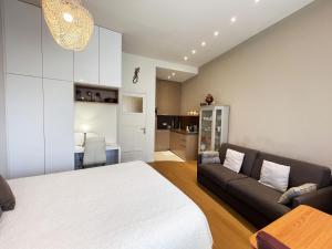 a bedroom with a large bed and a couch at Ezevacances Studio Capuccino vue mer 5 mn plage 7 mn gare Wifi in Èze