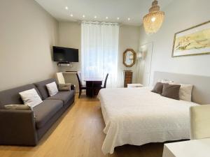 - un salon avec un lit et un canapé dans l'établissement Ezevacances Studio Capuccino vue mer, à Èze