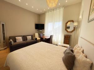- une chambre avec un lit et un salon dans l'établissement Ezevacances Studio Capuccino vue mer, à Èze
