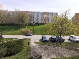 ein Parkplatz mit Autos vor einem Gebäude in der Unterkunft GREEN AP Nalkowskich in Lublin