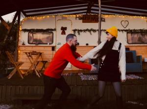 een man en vrouw die handen schudden voor een camper bij An iconic 1974 Vintage Caravan in Ioannina