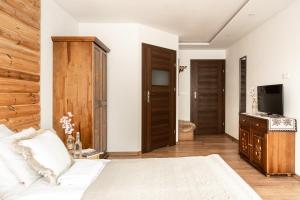 Posteľ alebo postele v izbe v ubytovaní Villa Odskocznia Apartamenty - Sauna, Centrum - Skocznia, Zakopane