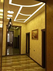 een hal met een grote spiegel en een plafond bij BAKU SAHIL LUX DUPLEX in Baku