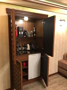 een kleine keuken in een kamer met een aanrecht bij BAKU SAHIL LUX DUPLEX in Baku