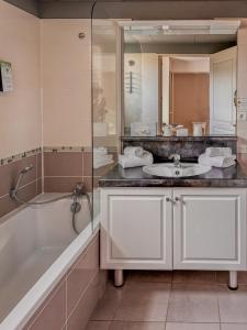 Koupelna v ubytování Tulip Inn Honfleur Residence & Spa