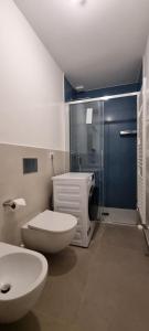 ein Bad mit einem WC, einem Waschbecken und einer Dusche in der Unterkunft Casa DON PEPPE in Taormina