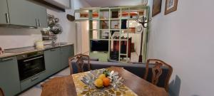 eine Küche mit einem Tisch und einer Obstschale darauf in der Unterkunft Casa DON PEPPE in Taormina