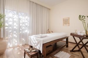 um quarto branco com uma cama e uma janela em The Zen Wellness Resort em Aswan