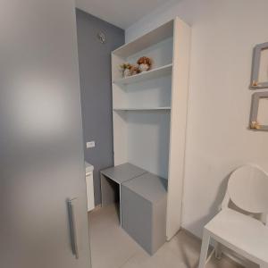 een kleine badkamer met een toilet en een plank bij Bed & Breakfast A Mare in Fano