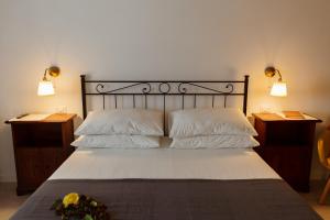 Residenza Il Panorama della Ciociaria في Castro dei Volsci: غرفة نوم مع سرير مع مواقف ليلتين ومصباحين