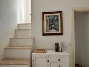 una habitación con escaleras y una foto en la pared en Sea and Tradition b&b, en Monopoli