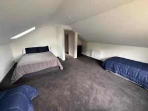 1 dormitorio con 2 camas en una habitación en Heavenly in Hawea en Lake Hawea