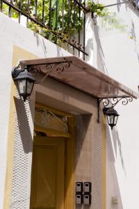 una porta con due luci sul lato di un edificio di 17 flats and Roof Garden ad Atene