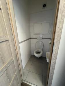 a small bathroom with a toilet in a stall at Apartment Maluchy in Hrabŭvka