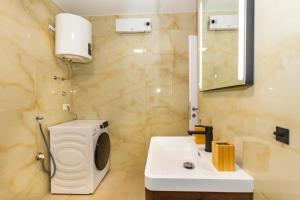 リヴノにあるApartman Krželj A1のトイレ、洗面台、鏡のあるバスルーム +5枚の写真