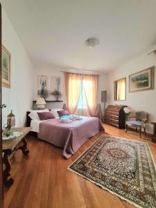 duża sypialnia z łóżkiem i dywanem w obiekcie Villa Sofia w mieście Sirtori