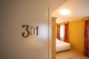 a room with a sign that says on the wall at Duomo Boutique Hotel in Chioggia