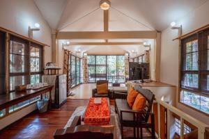 Posezení v ubytování ธารทอง ลอดจ์ Tharnthong Lodge