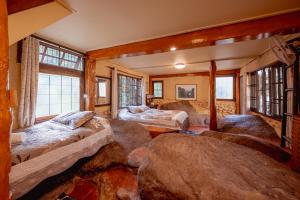 Postel nebo postele na pokoji v ubytování ธารทอง ลอดจ์ Tharnthong Lodge