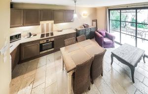 Η κουζίνα ή μικρή κουζίνα στο Stunning Home In Saint-Laurent-De-La-Cabrerisse