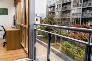 una oficina con vistas a un balcón en Stunning 1 bedroom appartment in Grand Cannal, en Dublín