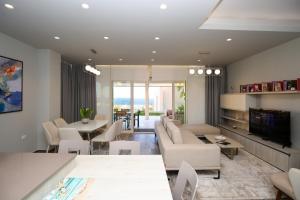 una sala de estar con un sofá y una mesa en Luxurious 5 Bedroom Beach Villa, en Palasë
