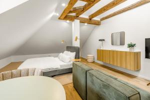 un soggiorno con letto e divano di kalm stay - a design Aparthotel a Monaco