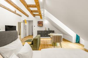 un soggiorno con divano e tavolo di kalm stay - a design Aparthotel a Monaco