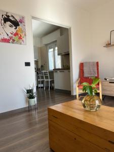 sala de estar con mesa de centro y cocina en THE SUNFLOWER APARTMENT en Ronzo Chienis