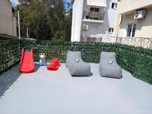- un ensemble d'équipements de jeux pour enfants sur une terrasse dans l'établissement Chris's best apartment in Athens, à Athènes