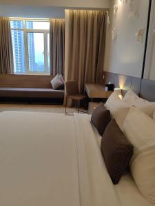 Postel nebo postele na pokoji v ubytování Windmill Upon Hills Premium Suite By Rapi Stay