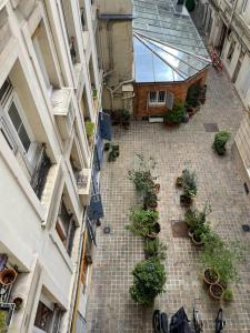 uma vista superior de um pátio com vasos de plantas em Hipster Paris North em Paris