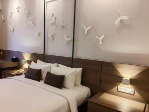 מיטה או מיטות בחדר ב-Windmill Upon Hills Premium Suite By Rapi Stay