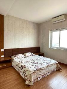 高平省的住宿－Diliduth Home，一间卧室设有一张床和一个窗口