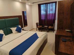 1 dormitorio con 1 cama, 1 silla y 1 ventana en Hotel D Tark Near IGI Airport en Nueva Delhi