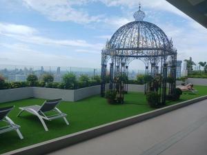 喬木提恩海灘的住宿－Copacabana Luxury sea-view room with infinity pool01，建筑物屋顶上的凉亭