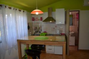 cute colorful studio في بولا: مطبخ مع كونتر توب ومغسلة