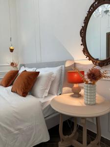 1 dormitorio con cama y mesa con espejo en Umi B&B en Giulianova