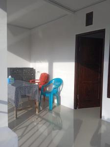 jadalnia z 2 krzesłami i stołem w obiekcie Riung Tiga Empat Tujuh Guesthouse w mieście Riung