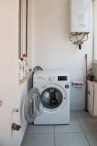 a washing machine in a room with at Gibilmanna Home in Rome