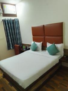 Een bed of bedden in een kamer bij Hotel yadunath