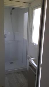 歐坦的住宿－Mobilhome 3 étoiles - eeiih0，带淋浴和盥洗盆的白色浴室