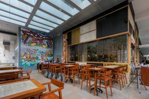 Restoran atau tempat lain untuk makan di BGC 3BR Uptown Parksuites with bathtub 16