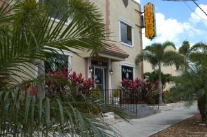 un edificio con una palmera delante de él en Hyde Park Hotel, en Tampa