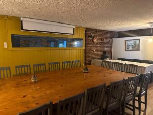 a conference room with a large wooden table and chairs at Terråk Gjestegård in Terråk