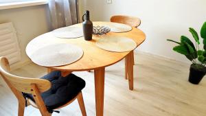 een houten tafel met twee stoelen en een vaas erop bij Võhma industriaal pesa 